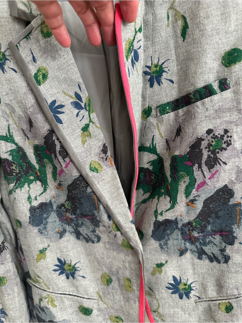 Elizabeth and James Gray Floral Single-Button Blazer with Red and grey Silk Trim - Picture 4 of 10